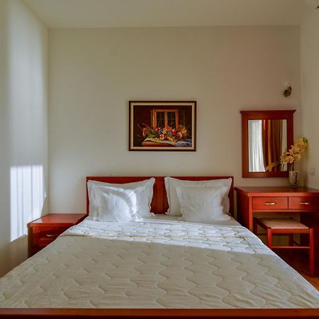Apartments Leut Свети Стефан Екстериор снимка