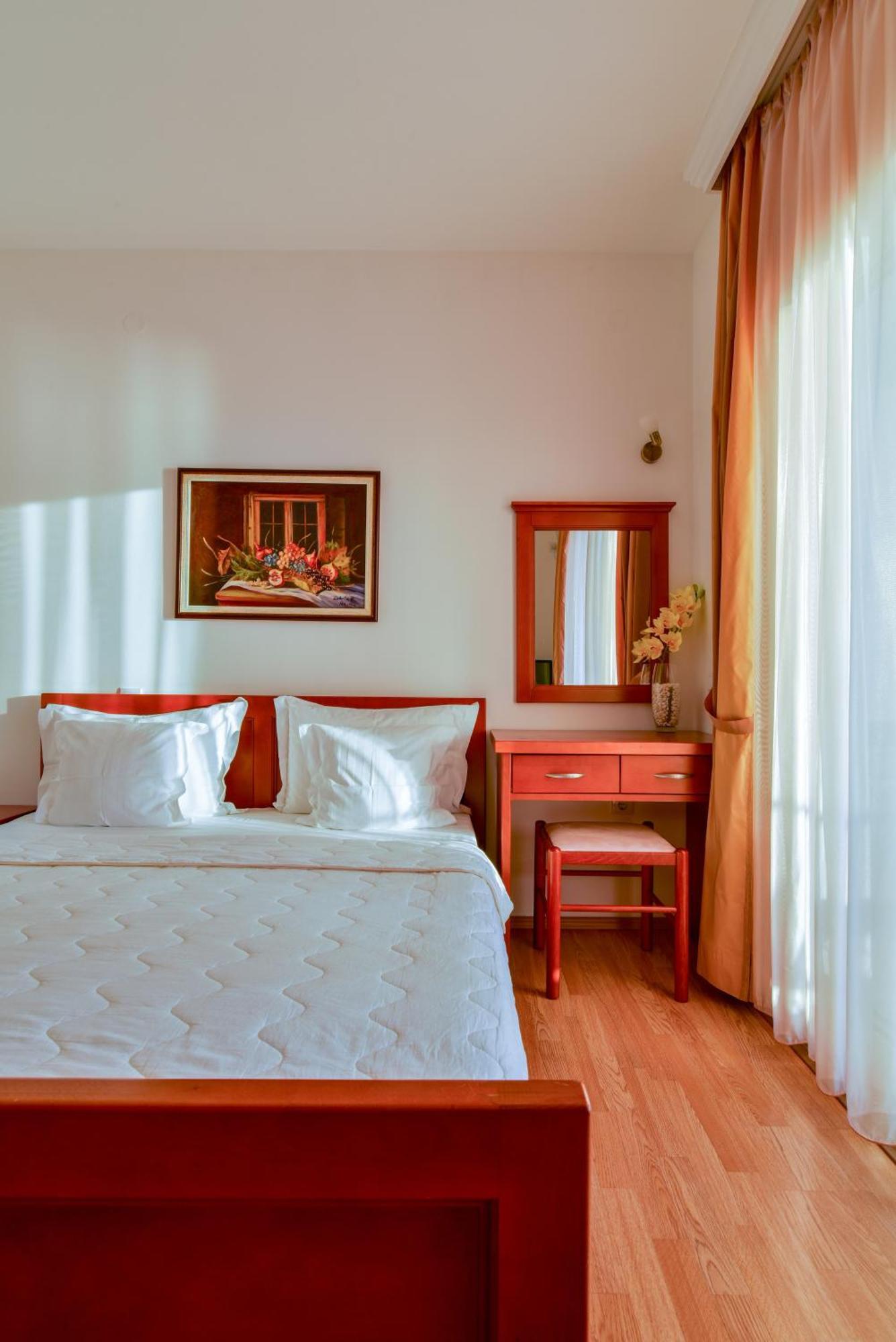 Apartments Leut Свети Стефан Стая снимка