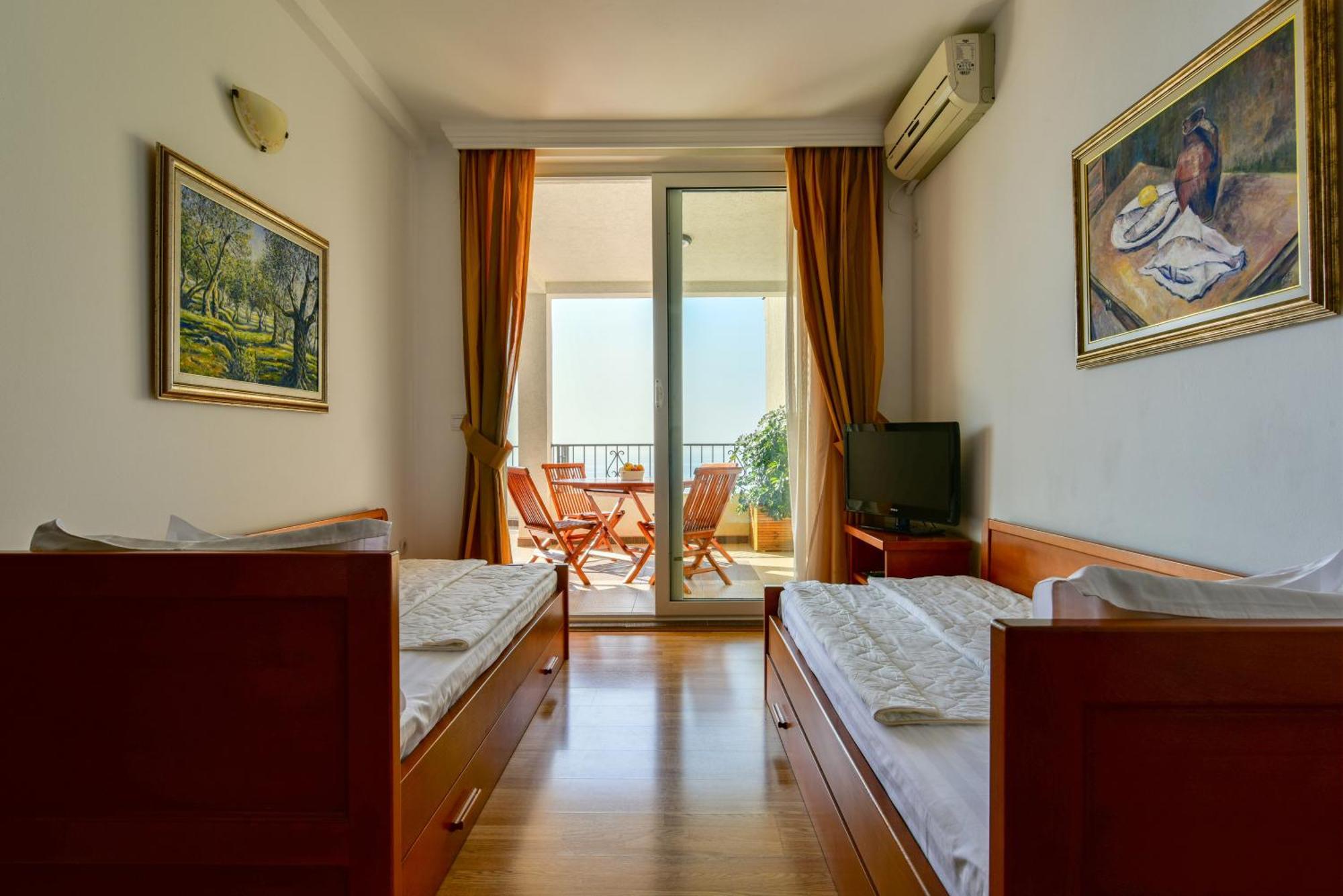Apartments Leut Свети Стефан Стая снимка