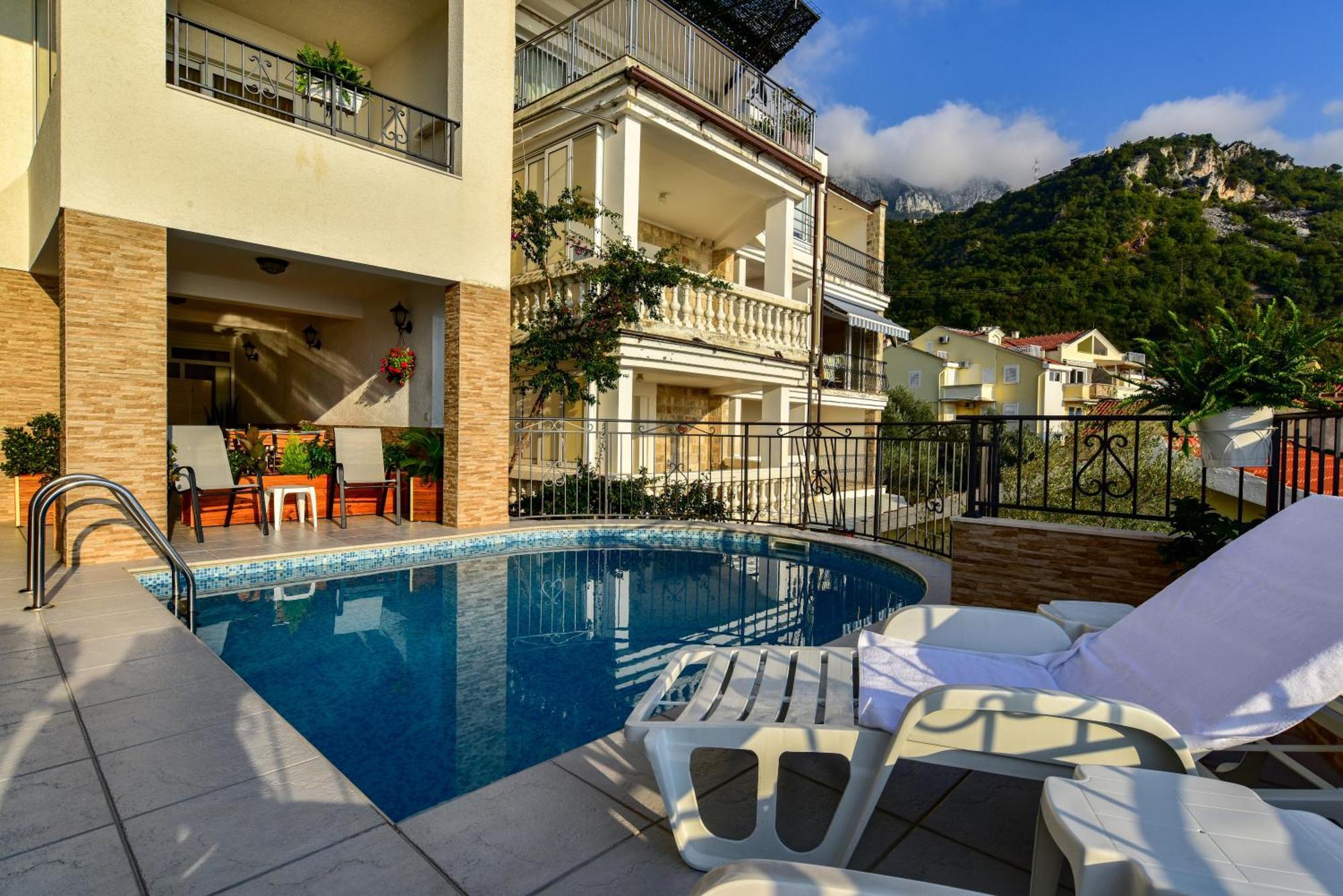 Apartments Leut Свети Стефан Стая снимка