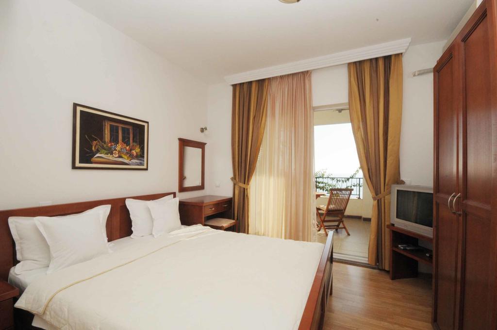 Apartments Leut Свети Стефан Екстериор снимка