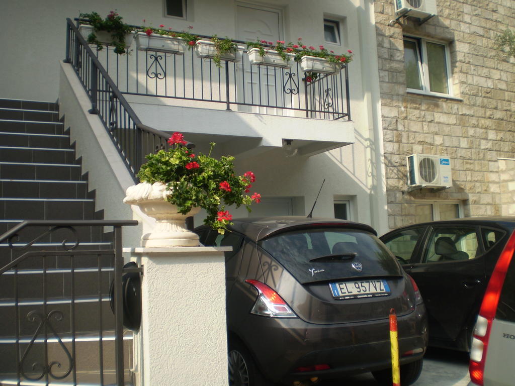 Apartments Leut Свети Стефан Екстериор снимка