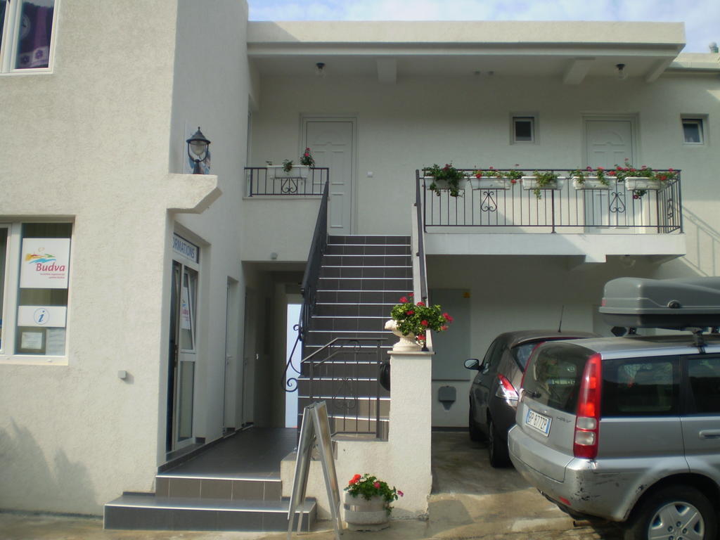Apartments Leut Свети Стефан Екстериор снимка
