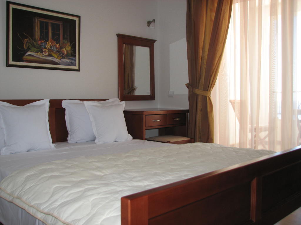 Apartments Leut Свети Стефан Стая снимка