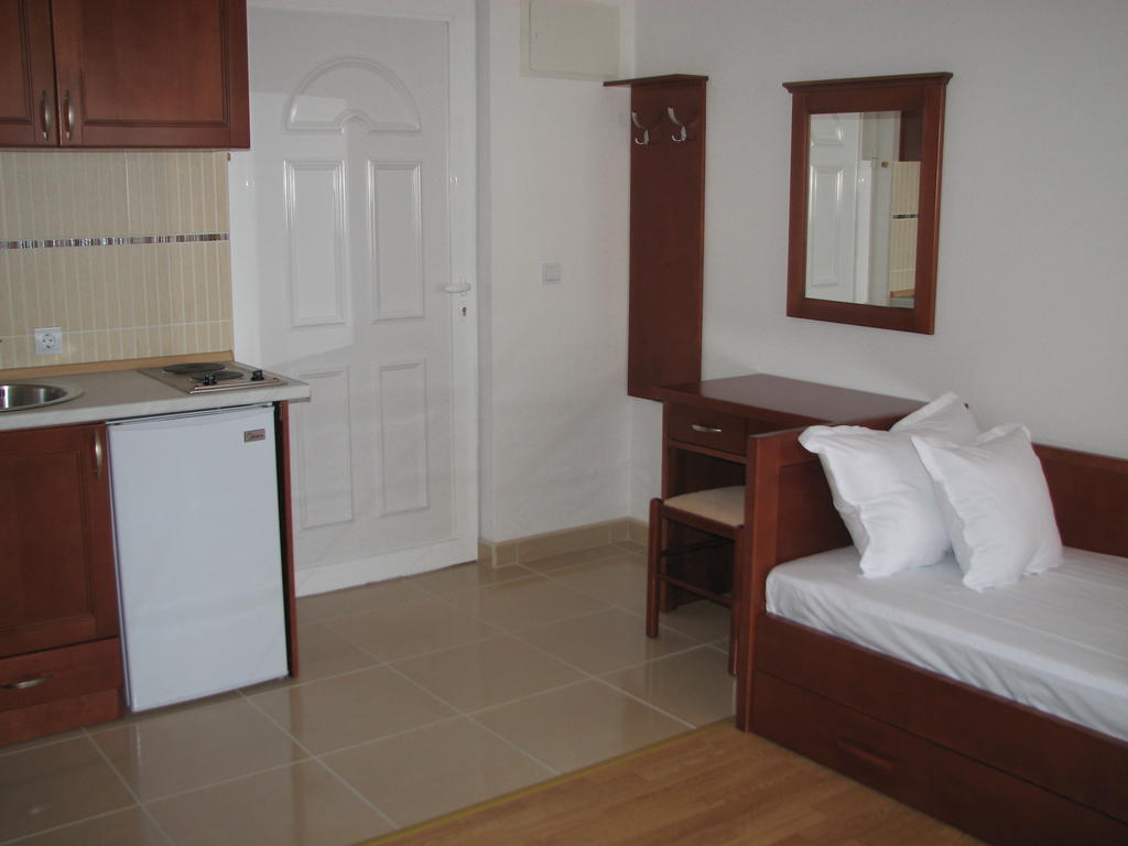 Apartments Leut Свети Стефан Стая снимка