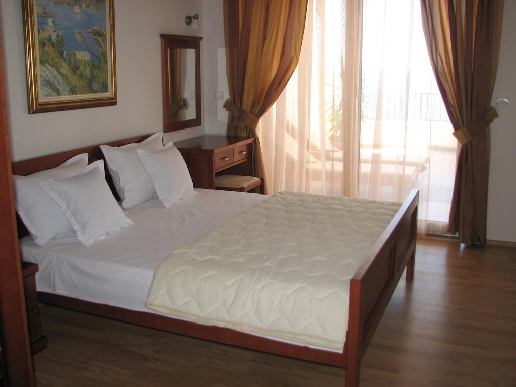 Apartments Leut Свети Стефан Стая снимка